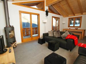 Posezení v ubytování Chalet Chloé by Interhome