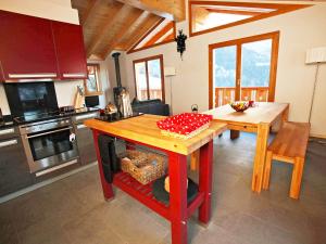 eine Küche mit einem Holztisch und einem Esszimmer in der Unterkunft Chalet Chloé by Interhome in Ovronnaz