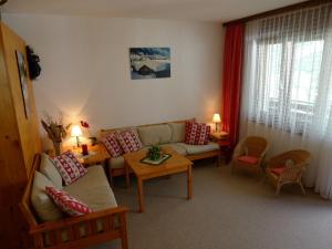 ein Wohnzimmer mit einem Sofa und einem Tisch in der Unterkunft Apartment Orion by Interhome in Leukerbad