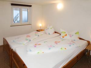 מיטה או מיטות בחדר ב-Apartment Mühlenmichelshäusle by Interhome