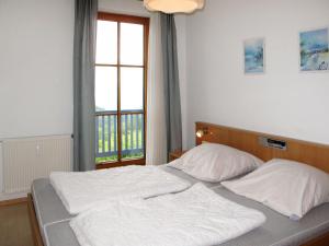 Langfurth にあるApartment Sonnenwald Typ D by Interhomeのベッドルーム1室(大型ベッド1台、窓付)