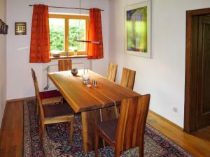 Un comedor con mesa y sillas de madera. en Holiday Home Kaiserhäusl by Interhome, en Bischofsreut 8 fotos más