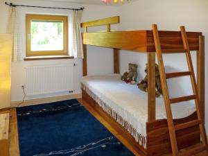 1 dormitorio con litera y 2 ositos de peluche en Holiday Home Kaiserhäusl by Interhome, en Bischofsreut