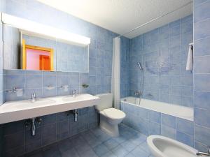 ヴィラール・シュル・オロンにあるApartment Hyacinthe 2 by Interhomeの青いタイル張りのバスルーム(洗面台、トイレ付)