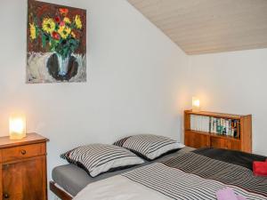 - une chambre avec un lit et une peinture murale dans l'établissement Apartment Appartamento Tazzino by Interhome, à Locarno