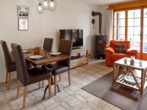 een woonkamer met een eettafel en een bank bij Apartment Les Seracs 1 by Interhome in Villars-sur-Ollon