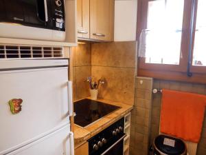 cocina con fregadero y fogones en Apartment Les Seracs 1 by Interhome, en Villars-sur-Ollon
