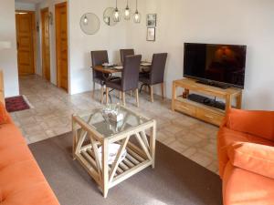 TV a/nebo společenská místnost v ubytování Apartment Les Seracs 1 by Interhome