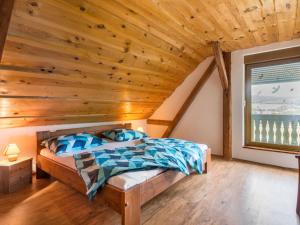 Giường trong phòng chung tại Holiday Home Haus Polivka - HUR100 by Interhome