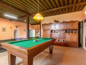 Meja biliard di Holiday Home Haus Polivka by Interhome