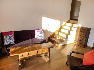 - un salon avec un canapé et une table en bois dans l'établissement Apartment Villars Soleil A27 by Interhome, à Villars-sur-Ollon