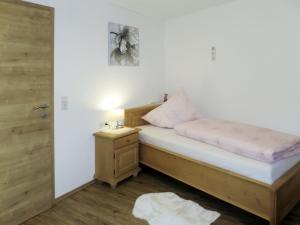 Postel nebo postele na pokoji v ubytování Apartment Lisi by Interhome
