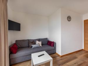 salon z kanapą i stołem w obiekcie Apartment Apart Wurm-2 by Interhome w mieście Stummerberg +27 zdjęć
