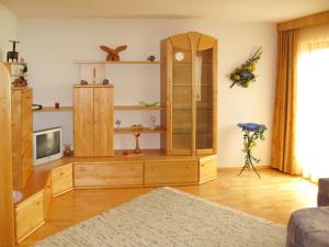 Televízia a/alebo spoločenská miestnosť v ubytovaní Apartment Wildauer by Interhome