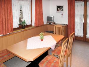 une salle à manger avec une table, des chaises et une télévision dans l'établissement Apartment Taxacher - ZAZ765 by Interhome, à Aschau
