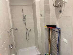 ein Bad mit einer Dusche und einem Waschbecken in der Unterkunft NEW Apartment Diana Ovest in Bibione