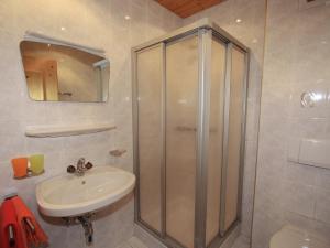Vonios kambarys apgyvendinimo įstaigoje Apartment Gasteighof-5 by Interhome