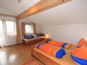 KapfingにあるApartment Gasteighof-1 by Interhomeのベッドルーム1室(ベッド2台付)