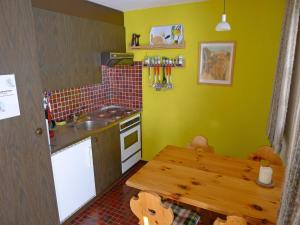 Kuchyň nebo kuchyňský kout v ubytování Apartment Aragon M86 by Interhome