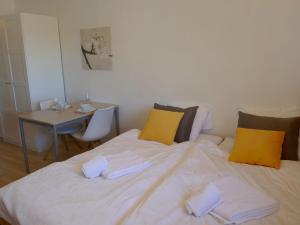 מיטה או מיטות בחדר ב-Apartment Rosablanche B76 by Interhome