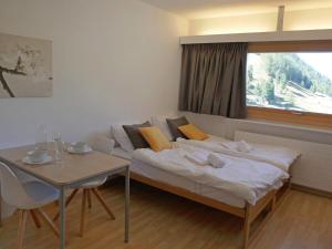 Säng eller sängar i ett rum på Apartment Rosablanche B76 by Interhome
