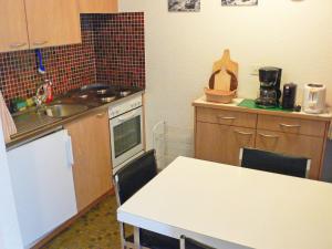 eine Küche mit einem Tisch und einer Arbeitsplatte in der Unterkunft Apartment Castor und Pollux-2 by Interhome in Täsch