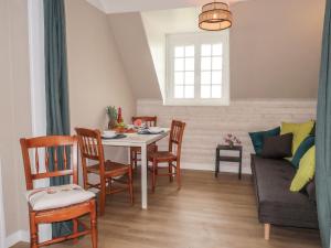 PlozévetにあるHoliday Home Les Hortensias - PZV107 by Interhomeのリビングルーム(テーブル、椅子、ソファ付)