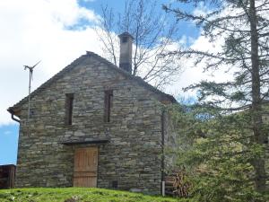 un antiguo edificio de piedra en una colina con árboles en Holiday Home Dara Cotta by Interhome en Alpe di Scieru