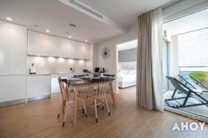 a kitchen and dining room with a table and chairs at Ahoy Apartments in El Campello