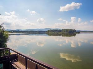 - une vue sur un lac avec des nuages dans l'eau dans l'établissement Chalet Panorama - DEH100 by Interhome, à Dehtáře