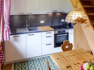 Kuchyň nebo kuchyňský kout v ubytování Apartment Chalet Blaugletscher by Interhome