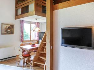 TV a/nebo společenská místnost v ubytování Apartment Chalet Blaugletscher by Interhome