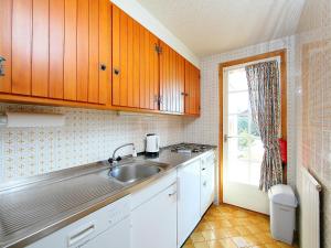 Kuchyň nebo kuchyňský kout v ubytování Apartment Le Mont Blanc 2 by Interhome