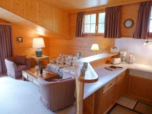 - une cuisine et un salon avec un canapé dans une cabine dans l'établissement Apartment Le Faucon 7 by Interhome, à Villars-sur-Ollon