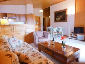 - un salon avec un canapé et une table dans l'établissement Apartment Le Faucon 7 by Interhome, à Villars-sur-Ollon