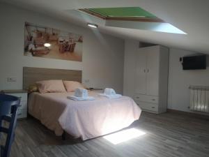 Łóżko lub łóżka w pokoju w obiekcie Edificio Valles del Lúpulo (DUPLEX)