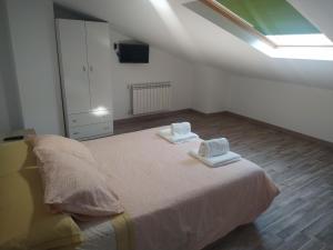 Łóżko lub łóżka w pokoju w obiekcie Edificio Valles del Lúpulo (DUPLEX)