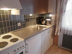 Kuchyň nebo kuchyňský kout v ubytování Apartment Chalet Bärgsunna-3 by Interhome