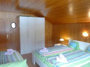 een slaapkamer met 2 bedden en een witte kast bij Apartment Chalet Bärgsunna-3 by Interhome in Grindelwald