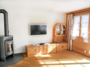 sala de estar con TV en la pared en Apartment ufem Stutz by Interhome, en Grindelwald