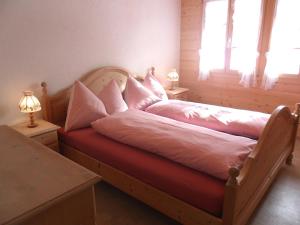 Tempat tidur dalam kamar di Apartment ufem Stutz by Interhome