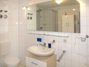 グロヴェにあるApartment Glowe - GLW651 by Interhomeのバスルーム(洗面台、トイレ、鏡付)