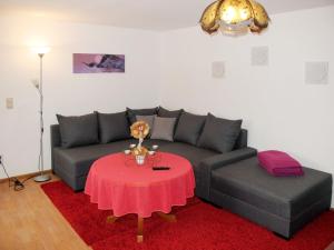 BuchholzにあるHoliday Home Zum Blauen Pfau by Interhomeのリビングルーム(ソファ、赤いテーブル付)