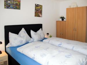 BuchholzにあるHoliday Home Zum Blauen Pfau by Interhomeのベッドルーム1室(ベッド2台、白い枕付)