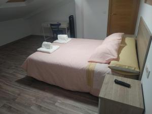 Łóżko lub łóżka w pokoju w obiekcie Edificio Valles del Lúpulo (DUPLEX)