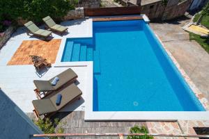 una vista aérea de una piscina con tumbonas y sidx sidx sidx en Villa ToTa Glamur, en Jelsa