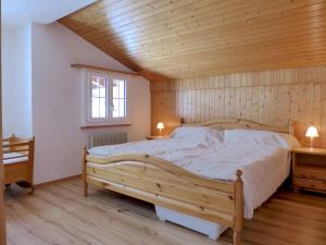 Giường trong phòng chung tại Apartment Chalet Seeberg by Interhome