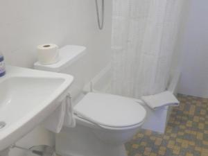 Ett badrum på Apartment Chalet Bärgsunna-1 by Interhome