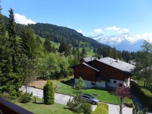 una casa in montagna con una macchina parcheggiata di fronte di Apartment Albatros 5 by Interhome a Villars-sur-Ollon