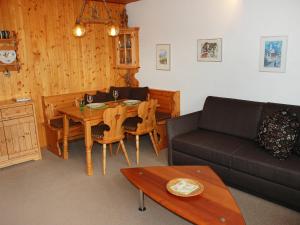 un soggiorno con un tavolo e un divano di Apartment Valetta Sura by Interhome a Flims